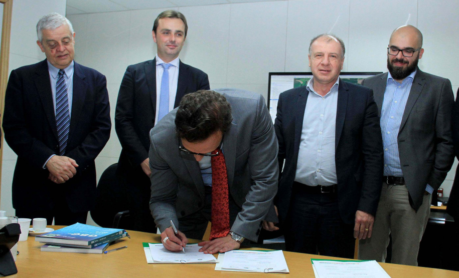 O Governo do Estado deu início nesta terça-feira (03) a mais um projeto inovador. O secretário do Desenvolvimento Urbano e de Obras Pública, João Carlos Ortega, assinou Memorando de Entendimento entre o Paranacidade, o Green Building Council Brasil (GBC BR) e a Fomento Paraná  para transformar as escolas municipais de todo o Estado em geradoras de energia elétrica fotovoltaica e qualificá-las para alcançar a condição de consumo zero de energia de origem externa. Foto: Divulgação/SEDU