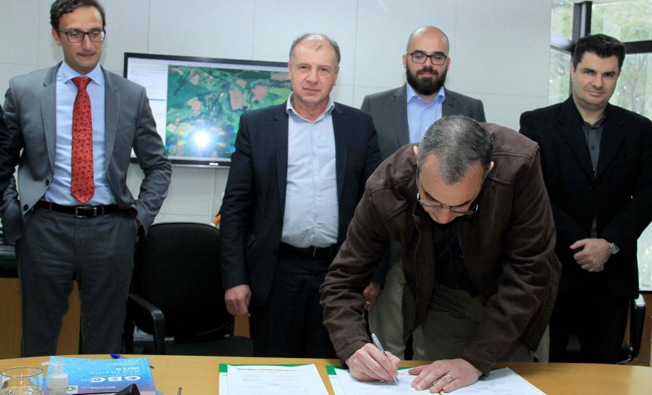 O Governo do Estado deu início nesta terça-feira (03) a mais um projeto inovador. O secretário do Desenvolvimento Urbano e de Obras Pública, João Carlos Ortega, assinou Memorando de Entendimento entre o Paranacidade, o Green Building Council Brasil (GBC BR) e a Fomento Paraná  para transformar as escolas municipais de todo o Estado em geradoras de energia elétrica fotovoltaica e qualificá-las para alcançar a condição de consumo zero de energia de origem externa. Foto: Divulgação/SEDU