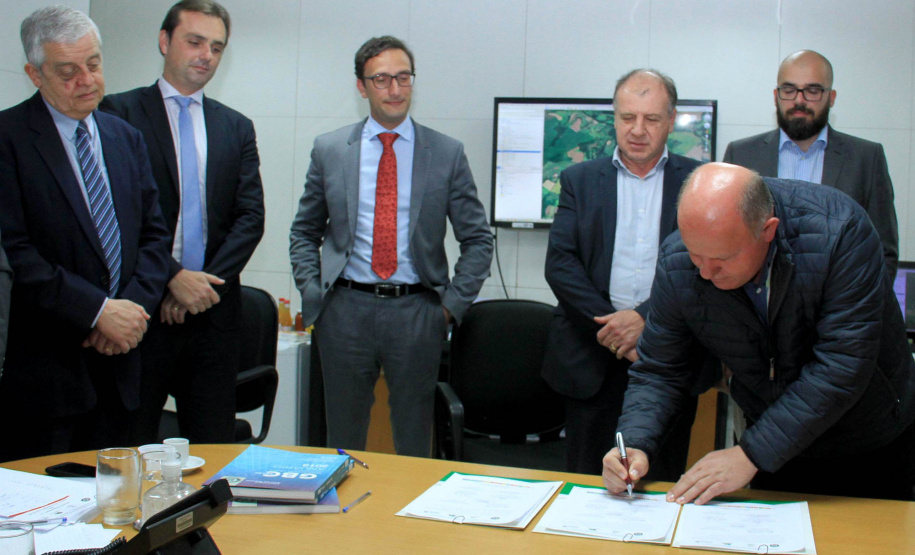 O Governo do Estado deu início nesta terça-feira (03) a mais um projeto inovador. O secretário do Desenvolvimento Urbano e de Obras Pública, João Carlos Ortega, assinou Memorando de Entendimento entre o Paranacidade, o Green Building Council Brasil (GBC BR) e a Fomento Paraná  para transformar as escolas municipais de todo o Estado em geradoras de energia elétrica fotovoltaica e qualificá-las para alcançar a condição de consumo zero de energia de origem externa. Foto: Divulgação/SEDU