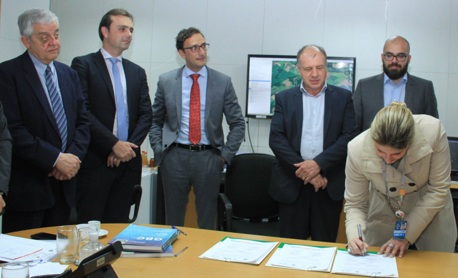 O Governo do Estado deu início nesta terça-feira (03) a mais um projeto inovador. O secretário do Desenvolvimento Urbano e de Obras Pública, João Carlos Ortega, assinou Memorando de Entendimento entre o Paranacidade, o Green Building Council Brasil (GBC BR) e a Fomento Paraná  para transformar as escolas municipais de todo o Estado em geradoras de energia elétrica fotovoltaica e qualificá-las para alcançar a condição de consumo zero de energia de origem externa. Foto: Divulgação/SEDU