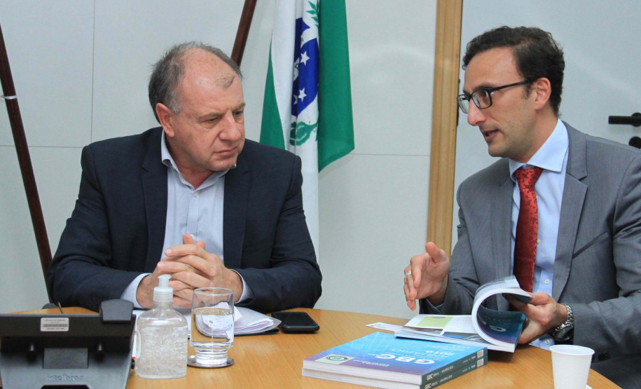 O Governo do Estado deu início nesta terça-feira (03) a mais um projeto inovador. O secretário do Desenvolvimento Urbano e de Obras Pública, João Carlos Ortega, assinou Memorando de Entendimento entre o Paranacidade, o Green Building Council Brasil (GBC BR) e a Fomento Paraná  para transformar as escolas municipais de todo o Estado em geradoras de energia elétrica fotovoltaica e qualificá-las para alcançar a condição de consumo zero de energia de origem externa. Foto: Divulgação/SEDU