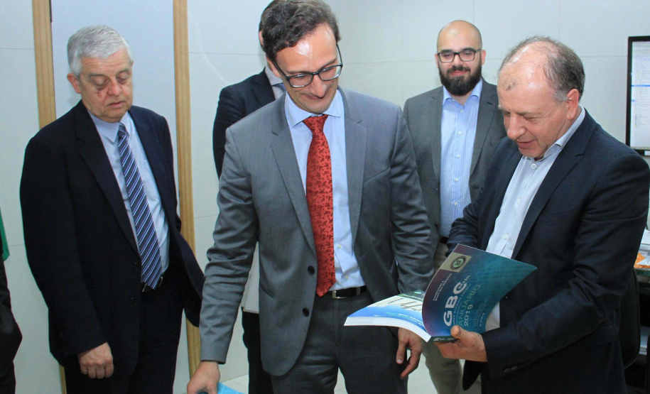 O Governo do Estado deu início nesta terça-feira (03) a mais um projeto inovador. O secretário do Desenvolvimento Urbano e de Obras Pública, João Carlos Ortega, assinou Memorando de Entendimento entre o Paranacidade, o Green Building Council Brasil (GBC BR) e a Fomento Paraná  para transformar as escolas municipais de todo o Estado em geradoras de energia elétrica fotovoltaica e qualificá-las para alcançar a condição de consumo zero de energia de origem externa. Foto: Divulgação/SEDU