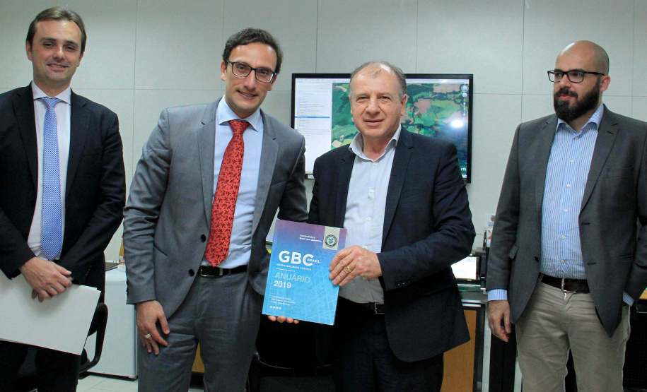 O Governo do Estado deu início nesta terça-feira (03) a mais um projeto inovador. O secretário do Desenvolvimento Urbano e de Obras Pública, João Carlos Ortega, assinou Memorando de Entendimento entre o Paranacidade, o Green Building Council Brasil (GBC BR) e a Fomento Paraná  para transformar as escolas municipais de todo o Estado em geradoras de energia elétrica fotovoltaica e qualificá-las para alcançar a condição de consumo zero de energia de origem externa. Foto: Divulgação/SEDU