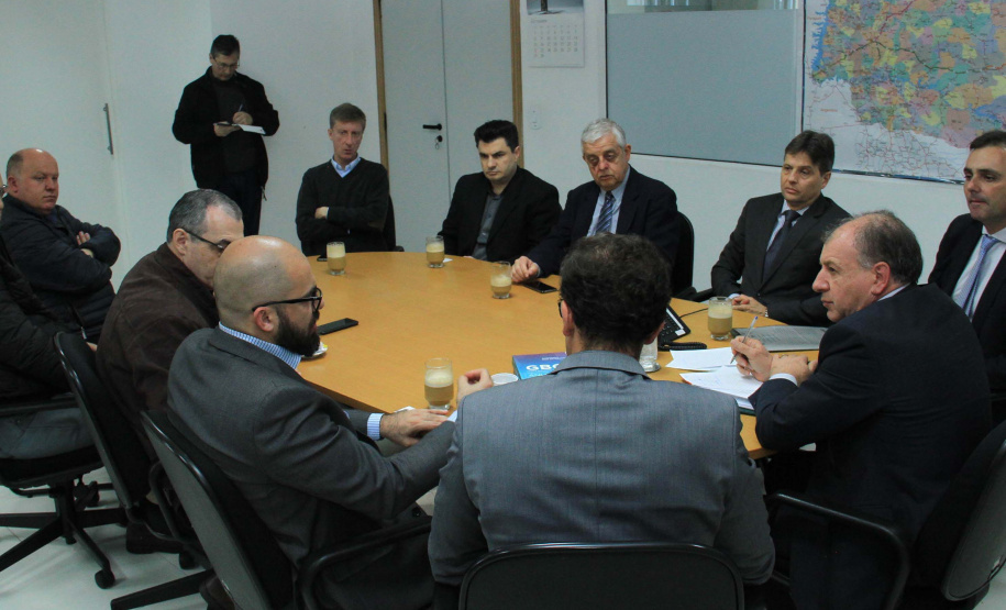 O Governo do Estado deu início nesta terça-feira (03) a mais um projeto inovador. O secretário do Desenvolvimento Urbano e de Obras Pública, João Carlos Ortega, assinou Memorando de Entendimento entre o Paranacidade, o Green Building Council Brasil (GBC BR) e a Fomento Paraná  para transformar as escolas municipais de todo o Estado em geradoras de energia elétrica fotovoltaica e qualificá-las para alcançar a condição de consumo zero de energia de origem externa. Foto: Divulgação/SEDU