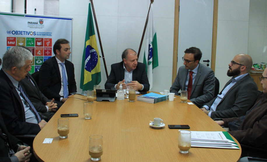 O Governo do Estado deu início nesta terça-feira (03) a mais um projeto inovador. O secretário do Desenvolvimento Urbano e de Obras Pública, João Carlos Ortega, assinou Memorando de Entendimento entre o Paranacidade, o Green Building Council Brasil (GBC BR) e a Fomento Paraná  para transformar as escolas municipais de todo o Estado em geradoras de energia elétrica fotovoltaica e qualificá-las para alcançar a condição de consumo zero de energia de origem externa. Foto: Divulgação/SEDU