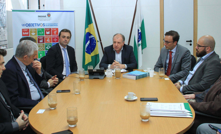 O Governo do Estado deu início nesta terça-feira (03) a mais um projeto inovador. O secretário do Desenvolvimento Urbano e de Obras Pública, João Carlos Ortega, assinou Memorando de Entendimento entre o Paranacidade, o Green Building Council Brasil (GBC BR) e a Fomento Paraná  para transformar as escolas municipais de todo o Estado em geradoras de energia elétrica fotovoltaica e qualificá-las para alcançar a condição de consumo zero de energia de origem externa. Foto: Divulgação/SEDU