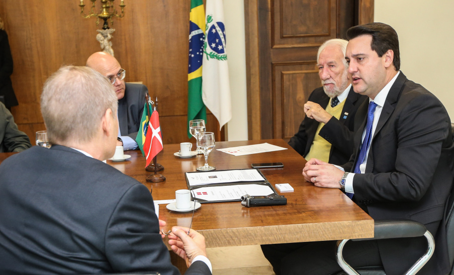 O governador Carlos Massa Ratinho Junior recebe nesta quarta-feira (04) o embaixador da Dinamarca no Brasil, Nicolai Prytz no Palácio Iguaçu acompanhado do vice-governador Darci Piani.   03/09/2019 - Foto: Geraldo Bubniak/AEN