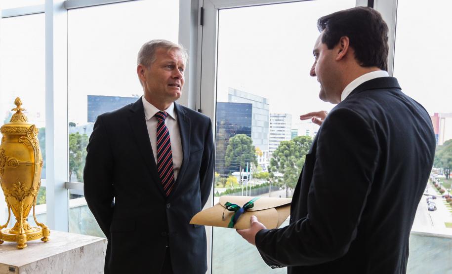 O governador Carlos Massa Ratinho Junior recebe nesta quarta-feira (04) o embaixador da Dinamarca no Brasil, Nicolai Prytz no Palácio Iguaçu acompanhado do vice-governador Darci Piani.   03/09/2019 - Foto: Geraldo Bubniak/AEN