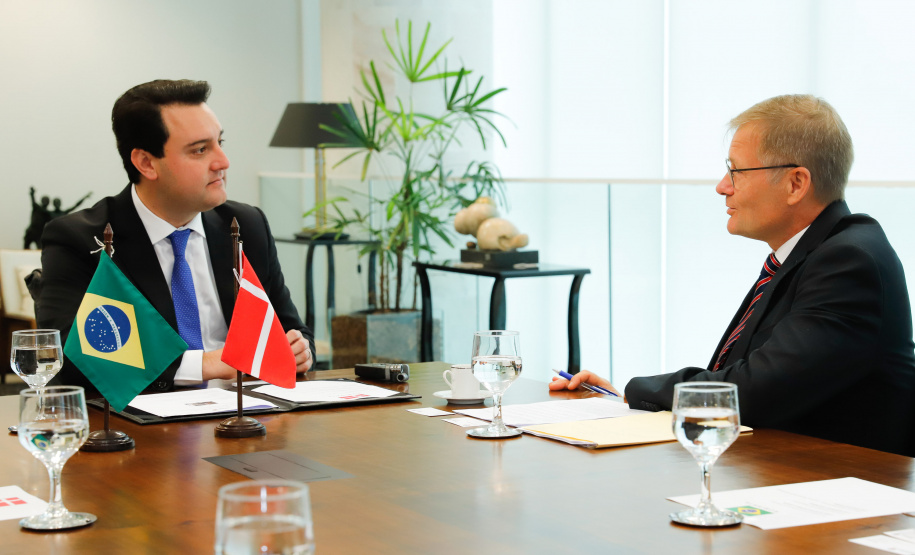 Aproveitar a experiência de mais de 15 anos da Dinamarca, um dos países mais avançados do mundo no processo de governo digital, para aperfeiçoar o sistema e agilizar a digitalização e desburocratização de serviços públicos no Paraná. Esse foi um dos temas do encontro do governador Carlos Massa Ratinho Junior com o embaixador extraordinário da Dinamarca no Brasil, Nicolai Prytz, nesta quarta-feira (04), no Palácio Iguaçu, em Curitiba.