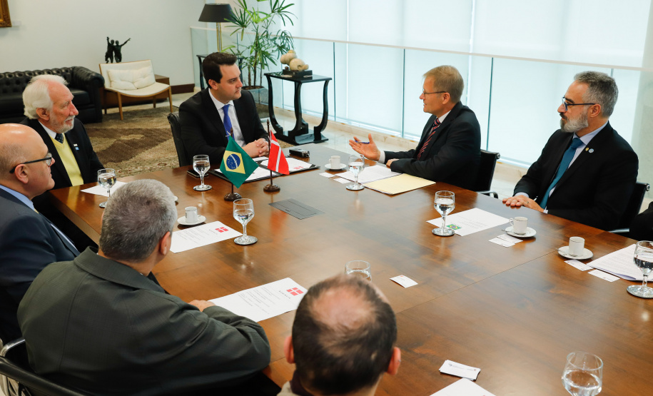 Aproveitar a experiência de mais de 15 anos da Dinamarca, um dos países mais avançados do mundo no processo de governo digital, para aperfeiçoar o sistema e agilizar a digitalização e desburocratização de serviços públicos no Paraná. Esse foi um dos temas do encontro do governador Carlos Massa Ratinho Junior com o embaixador extraordinário da Dinamarca no Brasil, Nicolai Prytz, nesta quarta-feira (04), no Palácio Iguaçu, em Curitiba.