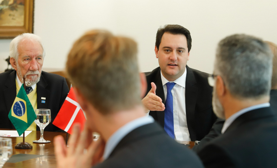 Aproveitar a experiência de mais de 15 anos da Dinamarca, um dos países mais avançados do mundo no processo de governo digital, para aperfeiçoar o sistema e agilizar a digitalização e desburocratização de serviços públicos no Paraná. Esse foi um dos temas do encontro do governador Carlos Massa Ratinho Junior com o embaixador extraordinário da Dinamarca no Brasil, Nicolai Prytz, nesta quarta-feira (04), no Palácio Iguaçu, em Curitiba.