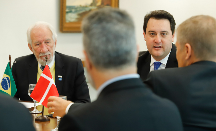 Aproveitar a experiência de mais de 15 anos da Dinamarca, um dos países mais avançados do mundo no processo de governo digital, para aperfeiçoar o sistema e agilizar a digitalização e desburocratização de serviços públicos no Paraná. Esse foi um dos temas do encontro do governador Carlos Massa Ratinho Junior com o embaixador extraordinário da Dinamarca no Brasil, Nicolai Prytz, nesta quarta-feira (04), no Palácio Iguaçu, em Curitiba.
