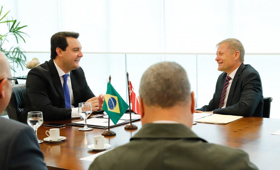 Aproveitar a experiência de mais de 15 anos da Dinamarca, um dos países mais avançados do mundo no processo de governo digital, para aperfeiçoar o sistema e agilizar a digitalização e desburocratização de serviços públicos no Paraná. Esse foi um dos temas do encontro do governador Carlos Massa Ratinho Junior com o embaixador extraordinário da Dinamarca no Brasil, Nicolai Prytz, nesta quarta-feira (04), no Palácio Iguaçu, em Curitiba.