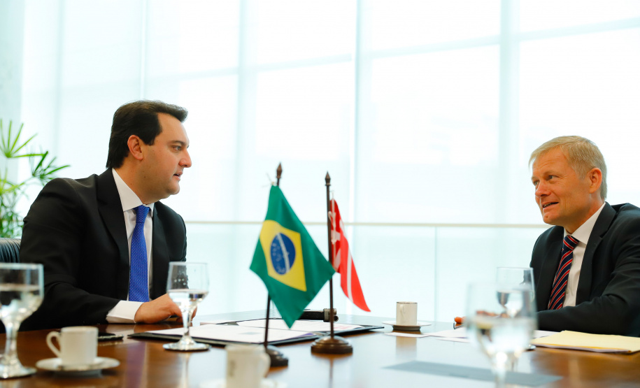 Aproveitar a experiência de mais de 15 anos da Dinamarca, um dos países mais avançados do mundo no processo de governo digital, para aperfeiçoar o sistema e agilizar a digitalização e desburocratização de serviços públicos no Paraná. Esse foi um dos temas do encontro do governador Carlos Massa Ratinho Junior com o embaixador extraordinário da Dinamarca no Brasil, Nicolai Prytz, nesta quarta-feira (04), no Palácio Iguaçu, em Curitiba.