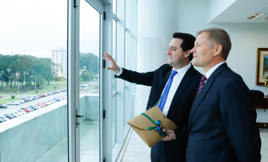 Aproveitar a experiência de mais de 15 anos da Dinamarca, um dos países mais avançados do mundo no processo de governo digital, para aperfeiçoar o sistema e agilizar a digitalização e desburocratização de serviços públicos no Paraná. Esse foi um dos temas do encontro do governador Carlos Massa Ratinho Junior com o embaixador extraordinário da Dinamarca no Brasil, Nicolai Prytz, nesta quarta-feira (04), no Palácio Iguaçu, em Curitiba.