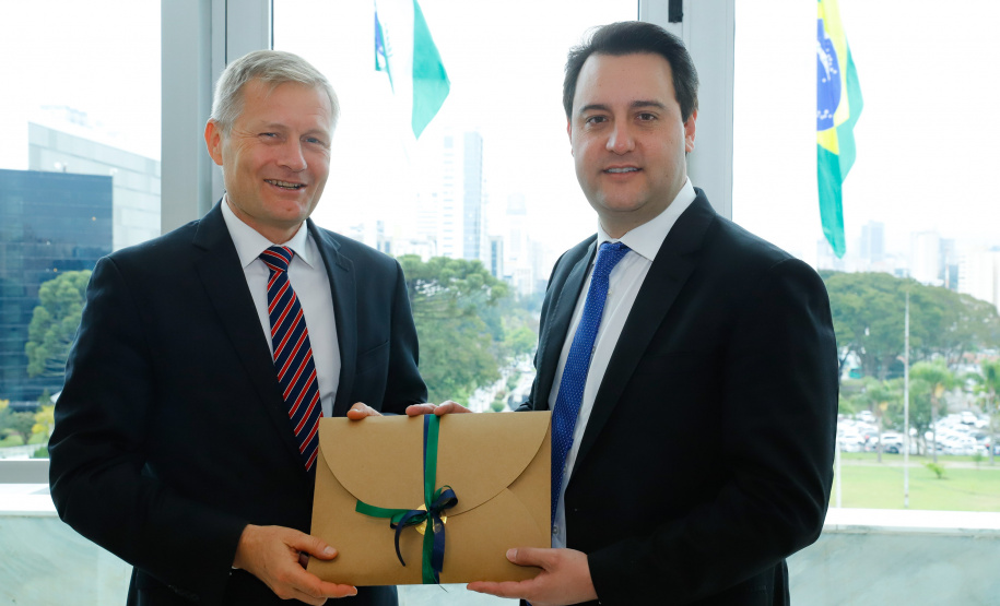 Aproveitar a experiência de mais de 15 anos da Dinamarca, um dos países mais avançados do mundo no processo de governo digital, para aperfeiçoar o sistema e agilizar a digitalização e desburocratização de serviços públicos no Paraná. Esse foi um dos temas do encontro do governador Carlos Massa Ratinho Junior com o embaixador extraordinário da Dinamarca no Brasil, Nicolai Prytz, nesta quarta-feira (04), no Palácio Iguaçu, em Curitiba.