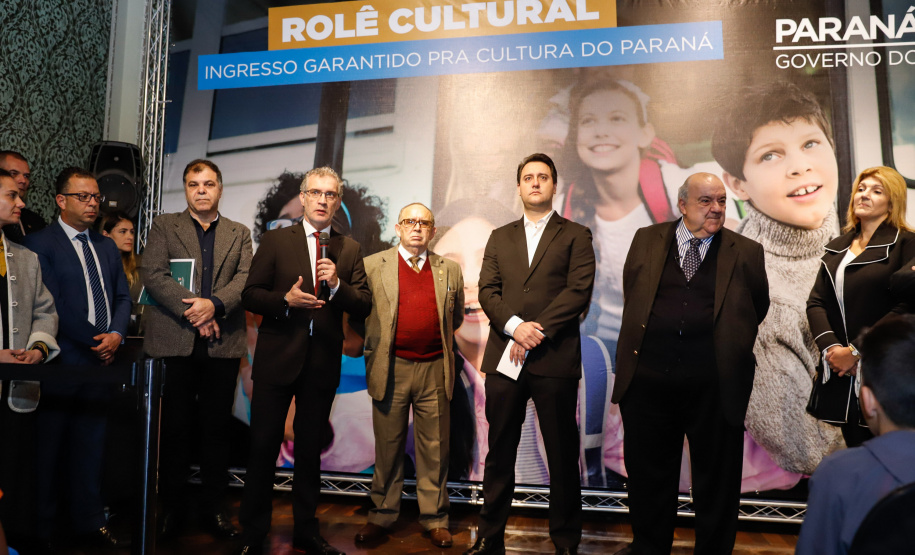 Museus, teatros, biblioteca e outros espaços culturais do Governo do Estado passam a receber crianças, jovens e adultos em situação de vulnerabilidade social, atendidos por projetos do Tribunal de Justiça do Paraná (TJ-PR). O governador Carlos Massa Ratinho Junior e o segundo vice-presidente do TJ-PR, desembargador José Laurindo de Souza Netto, assinaram nesta quarta-feira (4) um acordo de cooperação para ampliar e incentivar o acesso à cultura destas pessoas.