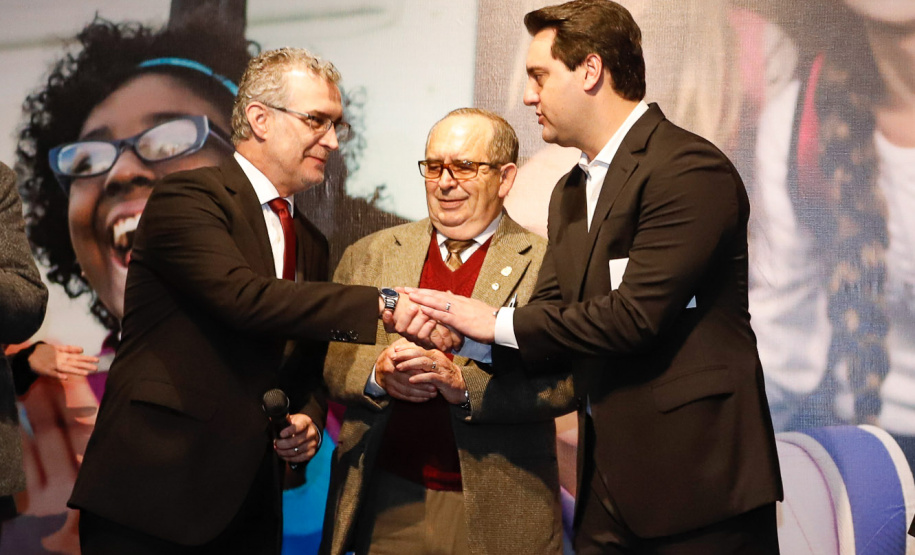 Museus, teatros, biblioteca e outros espaços culturais do Governo do Estado passam a receber crianças, jovens e adultos em situação de vulnerabilidade social, atendidos por projetos do Tribunal de Justiça do Paraná (TJ-PR). O governador Carlos Massa Ratinho Junior e o segundo vice-presidente do TJ-PR, desembargador José Laurindo de Souza Netto, assinaram nesta quarta-feira (4) um acordo de cooperação para ampliar e incentivar o acesso à cultura destas pessoas.