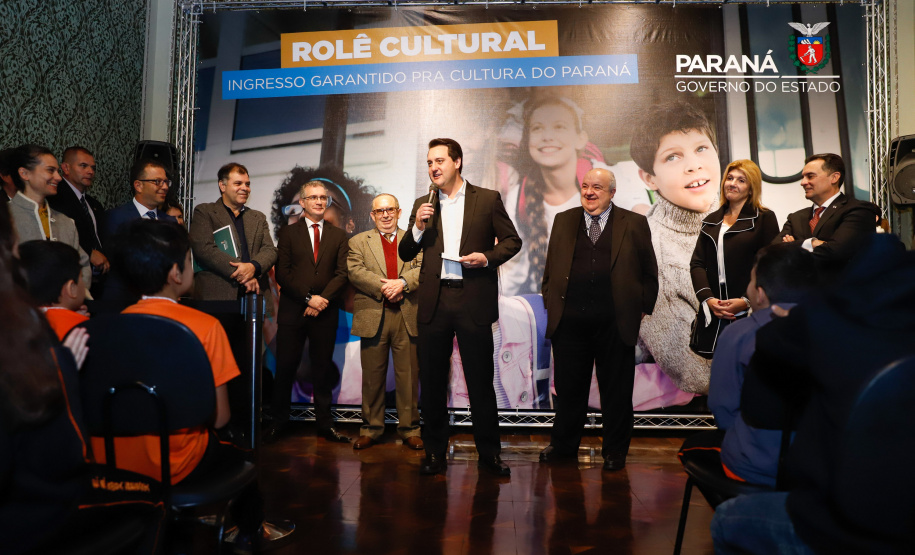 Museus, teatros, biblioteca e outros espaços culturais do Governo do Estado passam a receber crianças, jovens e adultos em situação de vulnerabilidade social, atendidos por projetos do Tribunal de Justiça do Paraná (TJ-PR). O governador Carlos Massa Ratinho Junior e o segundo vice-presidente do TJ-PR, desembargador José Laurindo de Souza Netto, assinaram nesta quarta-feira (4) um acordo de cooperação para ampliar e incentivar o acesso à cultura destas pessoas.