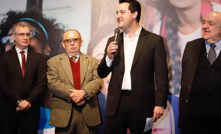 Museus, teatros, biblioteca e outros espaços culturais do Governo do Estado passam a receber crianças, jovens e adultos em situação de vulnerabilidade social, atendidos por projetos do Tribunal de Justiça do Paraná (TJ-PR). O governador Carlos Massa Ratinho Junior e o segundo vice-presidente do TJ-PR, desembargador José Laurindo de Souza Netto, assinaram nesta quarta-feira (4) um acordo de cooperação para ampliar e incentivar o acesso à cultura destas pessoas.