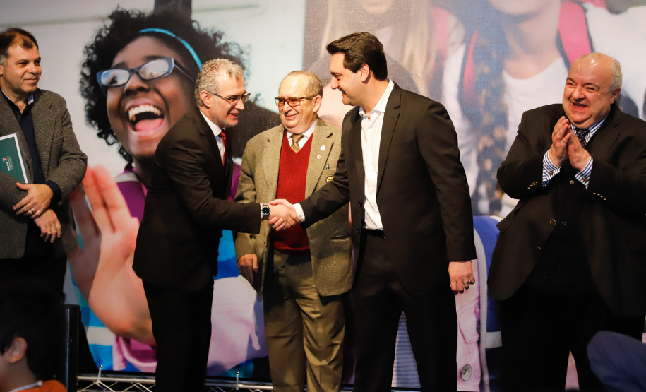 Museus, teatros, biblioteca e outros espaços culturais do Governo do Estado passam a receber crianças, jovens e adultos em situação de vulnerabilidade social, atendidos por projetos do Tribunal de Justiça do Paraná (TJ-PR). O governador Carlos Massa Ratinho Junior e o segundo vice-presidente do TJ-PR, desembargador José Laurindo de Souza Netto, assinaram nesta quarta-feira (4) um acordo de cooperação para ampliar e incentivar o acesso à cultura destas pessoas.