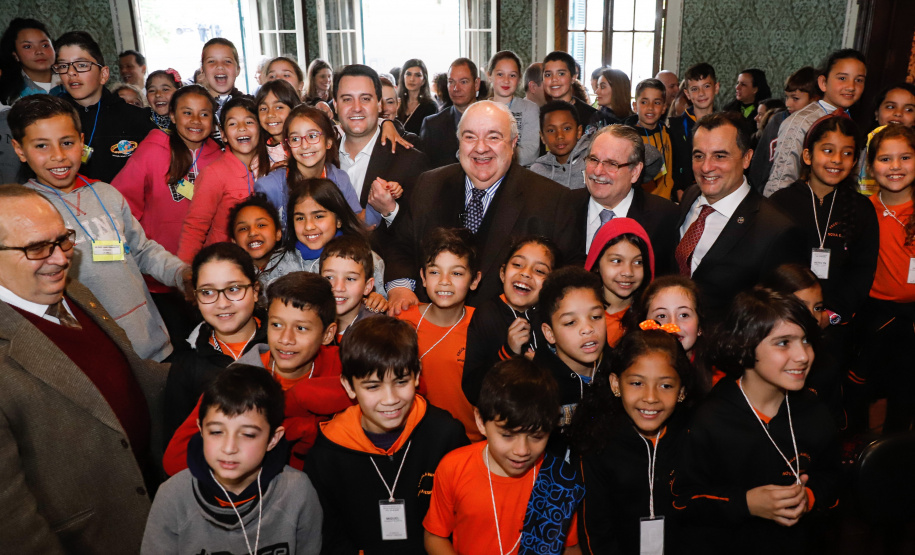 Museus, teatros, biblioteca e outros espaços culturais do Governo do Estado passam a receber crianças, jovens e adultos em situação de vulnerabilidade social, atendidos por projetos do Tribunal de Justiça do Paraná (TJ-PR). O governador Carlos Massa Ratinho Junior e o segundo vice-presidente do TJ-PR, desembargador José Laurindo de Souza Netto, assinaram nesta quarta-feira (4) um acordo de cooperação para ampliar e incentivar o acesso à cultura destas pessoas.