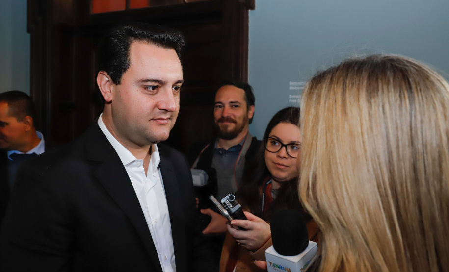 Museus, teatros, biblioteca e outros espaços culturais do Governo do Estado passam a receber crianças, jovens e adultos em situação de vulnerabilidade social, atendidos por projetos do Tribunal de Justiça do Paraná (TJ-PR). O governador Carlos Massa Ratinho Junior e o segundo vice-presidente do TJ-PR, desembargador José Laurindo de Souza Netto, assinaram nesta quarta-feira (4) um acordo de cooperação para ampliar e incentivar o acesso à cultura destas pessoas.