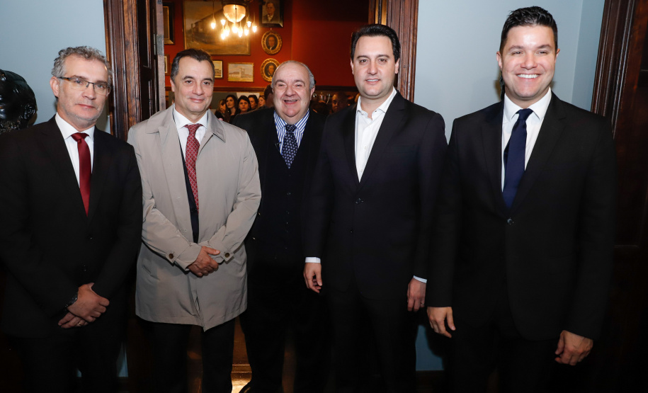 Museus, teatros, biblioteca e outros espaços culturais do Governo do Estado passam a receber crianças, jovens e adultos em situação de vulnerabilidade social, atendidos por projetos do Tribunal de Justiça do Paraná (TJ-PR). O governador Carlos Massa Ratinho Junior e o segundo vice-presidente do TJ-PR, desembargador José Laurindo de Souza Netto, assinaram nesta quarta-feira (4) um acordo de cooperação para ampliar e incentivar o acesso à cultura destas pessoas.