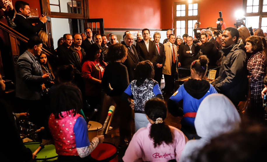 Museus, teatros, biblioteca e outros espaços culturais do Governo do Estado passam a receber crianças, jovens e adultos em situação de vulnerabilidade social, atendidos por projetos do Tribunal de Justiça do Paraná (TJ-PR). O governador Carlos Massa Ratinho Junior e o segundo vice-presidente do TJ-PR, desembargador José Laurindo de Souza Netto, assinaram nesta quarta-feira (4) um acordo de cooperação para ampliar e incentivar o acesso à cultura destas pessoas.