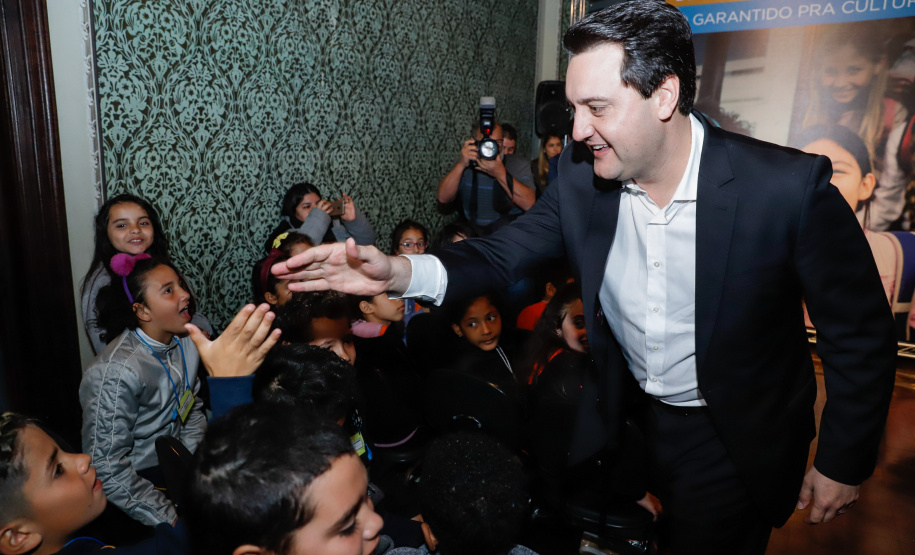 Museus, teatros, biblioteca e outros espaços culturais do Governo do Estado passam a receber crianças, jovens e adultos em situação de vulnerabilidade social, atendidos por projetos do Tribunal de Justiça do Paraná (TJ-PR). O governador Carlos Massa Ratinho Junior e o segundo vice-presidente do TJ-PR, desembargador José Laurindo de Souza Netto, assinaram nesta quarta-feira (4) um acordo de cooperação para ampliar e incentivar o acesso à cultura destas pessoas.