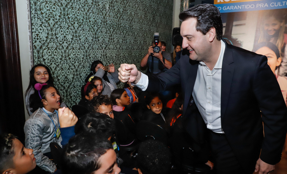 Museus, teatros, biblioteca e outros espaços culturais do Governo do Estado passam a receber crianças, jovens e adultos em situação de vulnerabilidade social, atendidos por projetos do Tribunal de Justiça do Paraná (TJ-PR). O governador Carlos Massa Ratinho Junior e o segundo vice-presidente do TJ-PR, desembargador José Laurindo de Souza Netto, assinaram nesta quarta-feira (4) um acordo de cooperação para ampliar e incentivar o acesso à cultura destas pessoas.