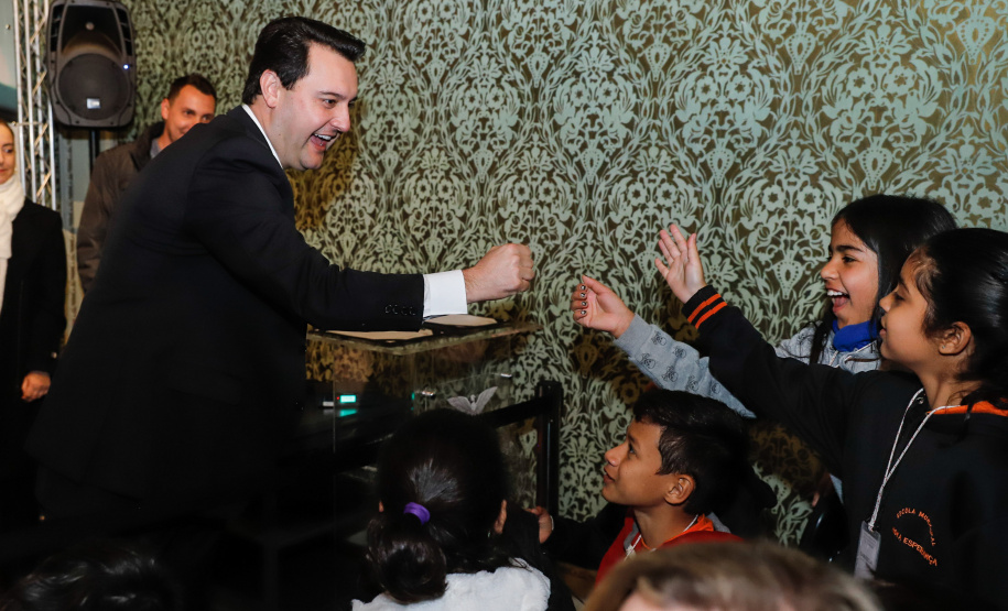 Museus, teatros, biblioteca e outros espaços culturais do Governo do Estado passam a receber crianças, jovens e adultos em situação de vulnerabilidade social, atendidos por projetos do Tribunal de Justiça do Paraná (TJ-PR). O governador Carlos Massa Ratinho Junior e o segundo vice-presidente do TJ-PR, desembargador José Laurindo de Souza Netto, assinaram nesta quarta-feira (4) um acordo de cooperação para ampliar e incentivar o acesso à cultura destas pessoas.