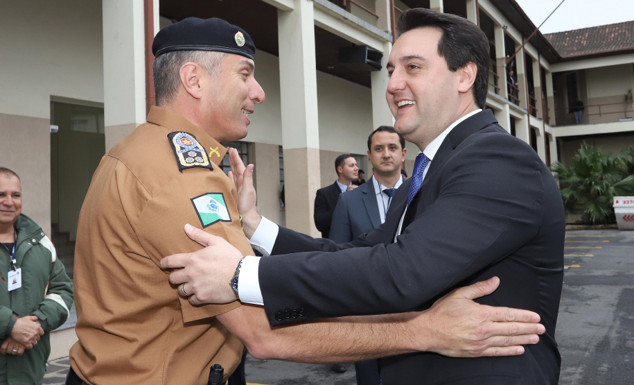 O Governador Carlos Massa Ratinho Junior autoriza nesta quarta-feira (04) a realização de concurso público e contratação de profissionais para a Polícia Militar, Polícia Civil e Departamento Penitenciário (Depen). Participaram do evento: os secretários, de Segurança, cel. Romulo Marinho Soares; da Casa Civil, Guto Silva; comandante geral da PMPR, cel. Péricles de Matos; delegado geral da Polícia Civil do Paraná, Silvio Jacob Rockembach; Curitiba, 04-09-19.Foto: Arnaldo Alves / AEN