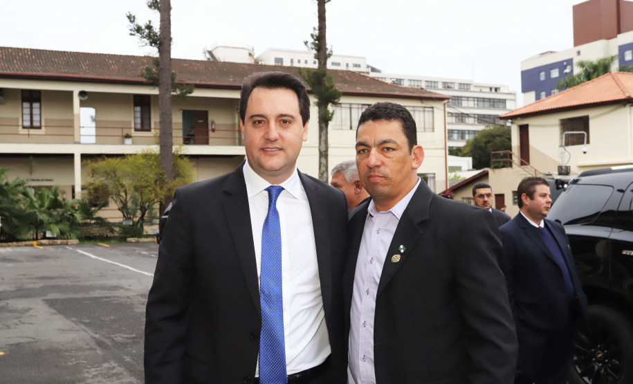 O Governador Carlos Massa Ratinho Junior autoriza nesta quarta-feira (04) a realização de concurso público e contratação de profissionais para a Polícia Militar, Polícia Civil e Departamento Penitenciário (Depen). Participaram do evento: os secretários, de Segurança, cel. Romulo Marinho Soares; da Casa Civil, Guto Silva; comandante geral da PMPR, cel. Péricles de Matos; delegado geral da Polícia Civil do Paraná, Silvio Jacob Rockembach; Curitiba, 04-09-19.Foto: Arnaldo Alves / AEN