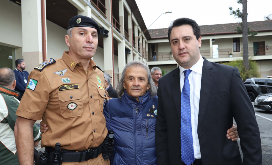 O Governador Carlos Massa Ratinho Junior autoriza nesta quarta-feira (04) a realização de concurso público e contratação de profissionais para a Polícia Militar, Polícia Civil e Departamento Penitenciário (Depen). Participaram do evento: os secretários, de Segurança, cel. Romulo Marinho Soares; da Casa Civil, Guto Silva; comandante geral da PMPR, cel. Péricles de Matos; delegado geral da Polícia Civil do Paraná, Silvio Jacob Rockembach; Curitiba, 04-09-19.Foto: Arnaldo Alves / AEN