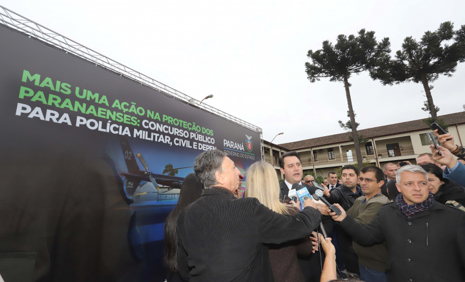 O Governador Carlos Massa Ratinho Junior autoriza nesta quarta-feira (04) a realização de concurso público e contratação de profissionais para a Polícia Militar, Polícia Civil e Departamento Penitenciário (Depen). Participaram do evento: os secretários, de Segurança, cel. Romulo Marinho Soares; da Casa Civil, Guto Silva; comandante geral da PMPR, cel. Péricles de Matos; delegado geral da Polícia Civil do Paraná, Silvio Jacob Rockembach; Curitiba, 04-09-19.Foto: Arnaldo Alves / AEN