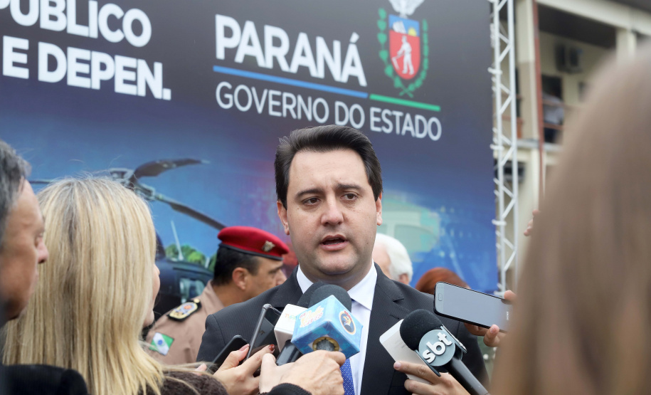 O Governador Carlos Massa Ratinho Junior autoriza nesta quarta-feira (04) a realização de concurso público e contratação de profissionais para a Polícia Militar, Polícia Civil e Departamento Penitenciário (Depen). Participaram do evento: os secretários, de Segurança, cel. Romulo Marinho Soares; da Casa Civil, Guto Silva; comandante geral da PMPR, cel. Péricles de Matos; delegado geral da Polícia Civil do Paraná, Silvio Jacob Rockembach; Curitiba, 04-09-19.Foto: Arnaldo Alves / AEN