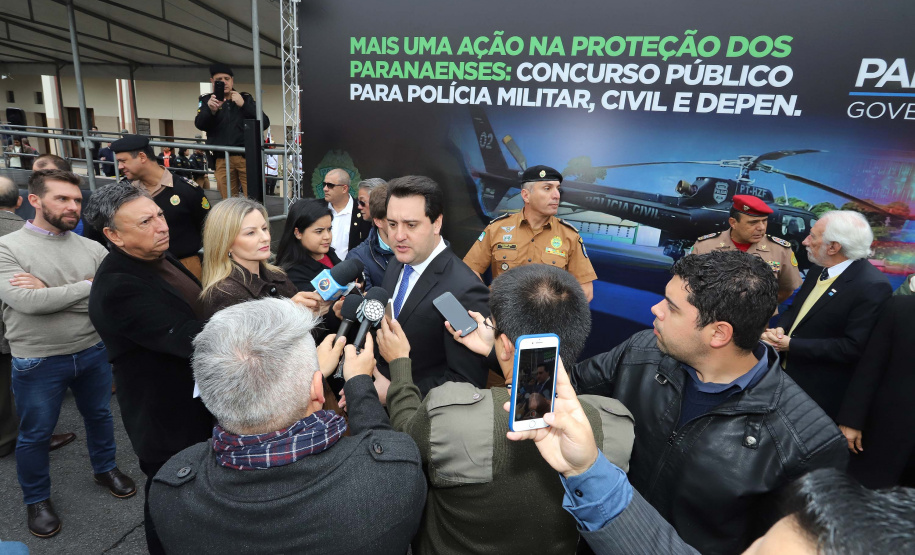 O Governador Carlos Massa Ratinho Junior autoriza nesta quarta-feira (04) a realização de concurso público e contratação de profissionais para a Polícia Militar, Polícia Civil e Departamento Penitenciário (Depen). Participaram do evento: os secretários, de Segurança, cel. Romulo Marinho Soares; da Casa Civil, Guto Silva; comandante geral da PMPR, cel. Péricles de Matos; delegado geral da Polícia Civil do Paraná, Silvio Jacob Rockembach; Curitiba, 04-09-19.Foto: Arnaldo Alves / AEN