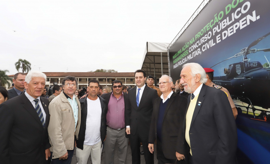 O Governador Carlos Massa Ratinho Junior autoriza nesta quarta-feira (04) a realização de concurso público e contratação de profissionais para a Polícia Militar, Polícia Civil e Departamento Penitenciário (Depen). Participaram do evento: os secretários, de Segurança, cel. Romulo Marinho Soares; da Casa Civil, Guto Silva; comandante geral da PMPR, cel. Péricles de Matos; delegado geral da Polícia Civil do Paraná, Silvio Jacob Rockembach; Curitiba, 04-09-19.Foto: Arnaldo Alves / AEN