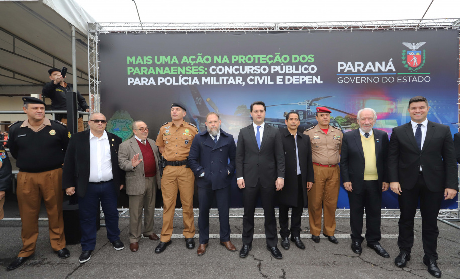 O Governador Carlos Massa Ratinho Junior autoriza nesta quarta-feira (04) a realização de concurso público e contratação de profissionais para a Polícia Militar, Polícia Civil e Departamento Penitenciário (Depen). Participaram do evento: os secretários, de Segurança, cel. Romulo Marinho Soares; da Casa Civil, Guto Silva; comandante geral da PMPR, cel. Péricles de Matos; delegado geral da Polícia Civil do Paraná, Silvio Jacob Rockembach; Curitiba, 04-09-19.Foto: Arnaldo Alves / AEN