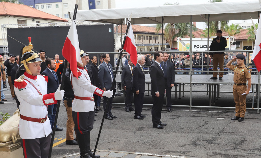 O Governador Carlos Massa Ratinho Junior autoriza nesta quarta-feira (04) a realização de concurso público e contratação de profissionais para a Polícia Militar, Polícia Civil e Departamento Penitenciário (Depen). Participaram do evento: os secretários, de Segurança, cel. Romulo Marinho Soares; da Casa Civil, Guto Silva; comandante geral da PMPR, cel. Péricles de Matos; delegado geral da Polícia Civil do Paraná, Silvio Jacob Rockembach; Curitiba, 04-09-19.Foto: Arnaldo Alves / AEN