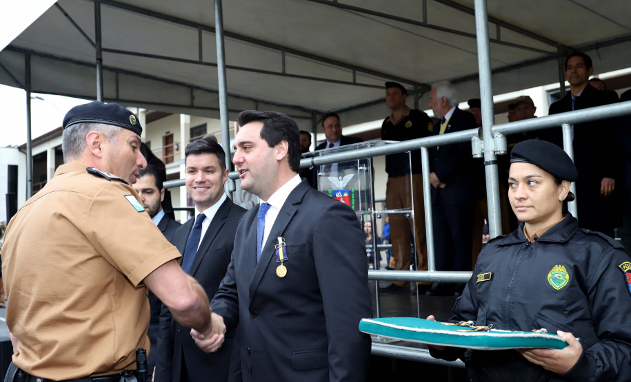 O Governador Carlos Massa Ratinho Junior autoriza nesta quarta-feira (04) a realização de concurso público e contratação de profissionais para a Polícia Militar, Polícia Civil e Departamento Penitenciário (Depen). Participaram do evento: os secretários, de Segurança, cel. Romulo Marinho Soares; da Casa Civil, Guto Silva; comandante geral da PMPR, cel. Péricles de Matos; delegado geral da Polícia Civil do Paraná, Silvio Jacob Rockembach; Curitiba, 04-09-19.Foto: Arnaldo Alves / AEN