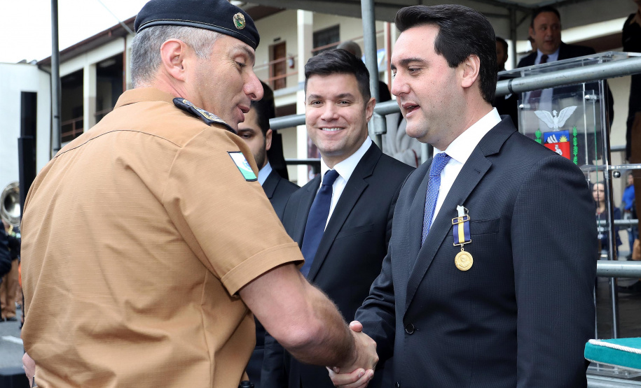 O Governador Carlos Massa Ratinho Junior autoriza nesta quarta-feira (04) a realização de concurso público e contratação de profissionais para a Polícia Militar, Polícia Civil e Departamento Penitenciário (Depen). Participaram do evento: os secretários, de Segurança, cel. Romulo Marinho Soares; da Casa Civil, Guto Silva; comandante geral da PMPR, cel. Péricles de Matos; delegado geral da Polícia Civil do Paraná, Silvio Jacob Rockembach; Curitiba, 04-09-19.Foto: Arnaldo Alves / AEN