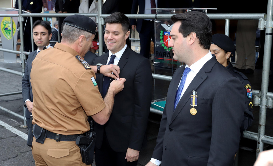 O Governador Carlos Massa Ratinho Junior autoriza nesta quarta-feira (04) a realização de concurso público e contratação de profissionais para a Polícia Militar, Polícia Civil e Departamento Penitenciário (Depen). Participaram do evento: os secretários, de Segurança, cel. Romulo Marinho Soares; da Casa Civil, Guto Silva; comandante geral da PMPR, cel. Péricles de Matos; delegado geral da Polícia Civil do Paraná, Silvio Jacob Rockembach; Curitiba, 04-09-19.Foto: Arnaldo Alves / AEN
