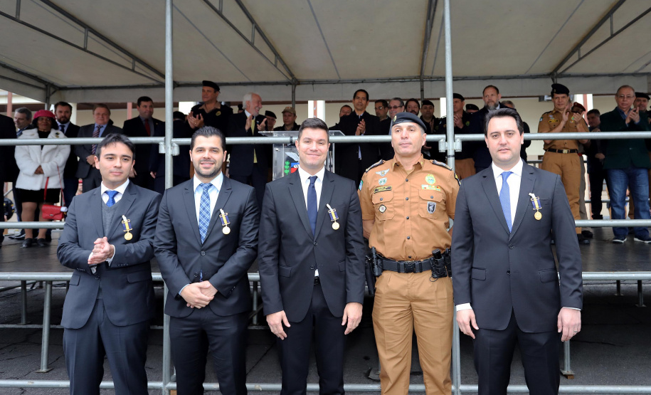 O Governador Carlos Massa Ratinho Junior autoriza nesta quarta-feira (04) a realização de concurso público e contratação de profissionais para a Polícia Militar, Polícia Civil e Departamento Penitenciário (Depen). Participaram do evento: os secretários, de Segurança, cel. Romulo Marinho Soares; da Casa Civil, Guto Silva; comandante geral da PMPR, cel. Péricles de Matos; delegado geral da Polícia Civil do Paraná, Silvio Jacob Rockembach; Curitiba, 04-09-19.Foto: Arnaldo Alves / AEN