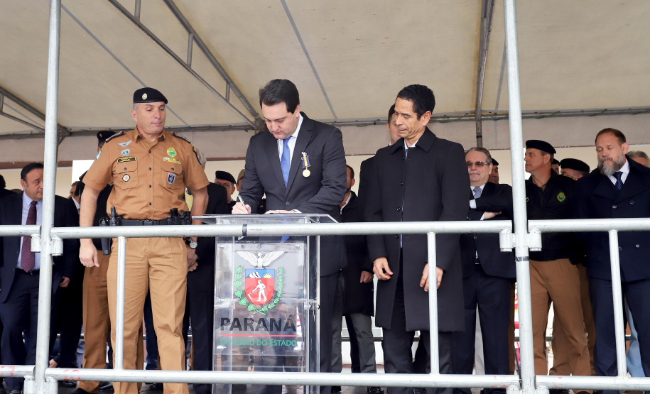 O Governador Carlos Massa Ratinho Junior autoriza nesta quarta-feira (04) a realização de concurso público e contratação de profissionais para a Polícia Militar, Polícia Civil e Departamento Penitenciário (Depen). Participaram do evento: os secretários, de Segurança, cel. Romulo Marinho Soares; da Casa Civil, Guto Silva; comandante geral da PMPR, cel. Péricles de Matos; delegado geral da Polícia Civil do Paraná, Silvio Jacob Rockembach; Curitiba, 04-09-19.Foto: Arnaldo Alves / AEN