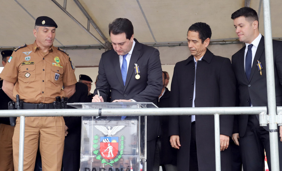 O Governador Carlos Massa Ratinho Junior autoriza nesta quarta-feira (04) a realização de concurso público e contratação de profissionais para a Polícia Militar, Polícia Civil e Departamento Penitenciário (Depen). Participaram do evento: os secretários, de Segurança, cel. Romulo Marinho Soares; da Casa Civil, Guto Silva; comandante geral da PMPR, cel. Péricles de Matos; delegado geral da Polícia Civil do Paraná, Silvio Jacob Rockembach; Curitiba, 04-09-19.Foto: Arnaldo Alves / AEN