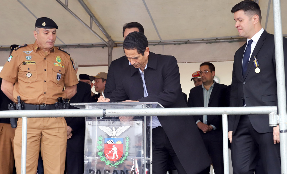 O Governador Carlos Massa Ratinho Junior autoriza nesta quarta-feira (04) a realização de concurso público e contratação de profissionais para a Polícia Militar, Polícia Civil e Departamento Penitenciário (Depen). Participaram do evento: os secretários, de Segurança, cel. Romulo Marinho Soares; da Casa Civil, Guto Silva; comandante geral da PMPR, cel. Péricles de Matos; delegado geral da Polícia Civil do Paraná, Silvio Jacob Rockembach; Curitiba, 04-09-19.Foto: Arnaldo Alves / AEN