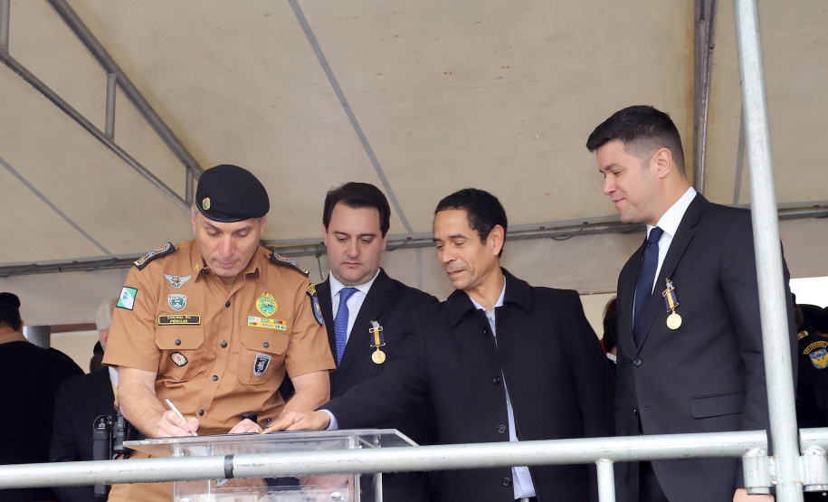 O Governador Carlos Massa Ratinho Junior autoriza nesta quarta-feira (04) a realização de concurso público e contratação de profissionais para a Polícia Militar, Polícia Civil e Departamento Penitenciário (Depen). Participaram do evento: os secretários, de Segurança, cel. Romulo Marinho Soares; da Casa Civil, Guto Silva; comandante geral da PMPR, cel. Péricles de Matos; delegado geral da Polícia Civil do Paraná, Silvio Jacob Rockembach; Curitiba, 04-09-19.Foto: Arnaldo Alves / AEN