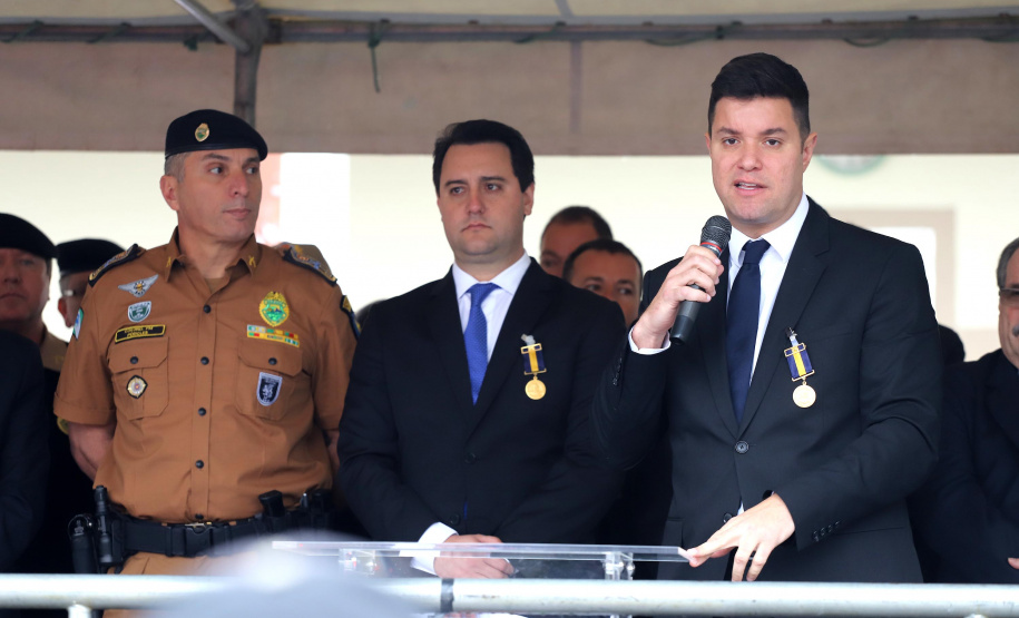O Governador Carlos Massa Ratinho Junior autoriza nesta quarta-feira (04) a realização de concurso público e contratação de profissionais para a Polícia Militar, Polícia Civil e Departamento Penitenciário (Depen). Participaram do evento: os secretários, de Segurança, cel. Romulo Marinho Soares; da Casa Civil, Guto Silva; comandante geral da PMPR, cel. Péricles de Matos; delegado geral da Polícia Civil do Paraná, Silvio Jacob Rockembach; Curitiba, 04-09-19.Foto: Arnaldo Alves / AEN